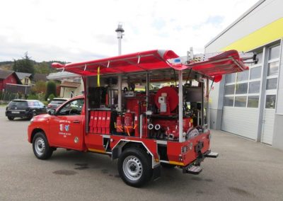 Pick-up florestal com kit de alta pressão a bordo