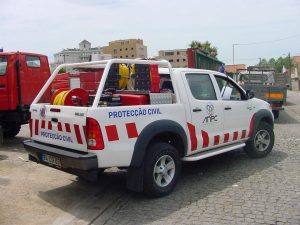 Camioneta de protección civil con kit de alta presión