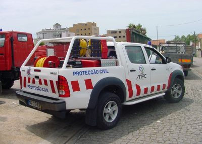 Camioneta de protección civil con kit de alta presión