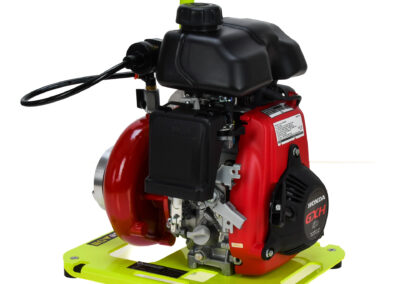 Vue côté moteur — motopompe feux de forêts avec moteur Honda